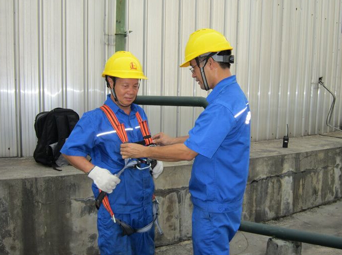 西基油庫(kù)高處作業(yè)巧用防墜器